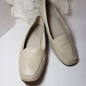 Nine & Co By Nine West Bone Flats Sz 11 M.     Excellent pre-owned condition